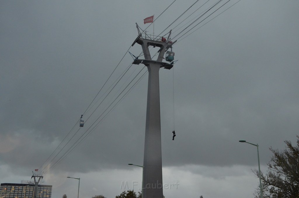 Einsatz BF Hoehenretter Koelner Seilbahn Hoehe Zoobruecke P2148.JPG